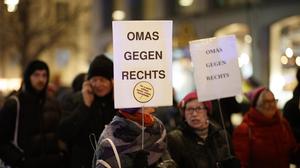 Auch die Omas gegen Rechts sind Teil des Organisationsteams der Demo