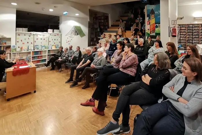 Zwischen den Lesepassagen gab die Autorin Einblicke in ihre Arbeit, erzählte von der Entstehung ihrer Figuren und ihrem Weg vom Theater zur Kriminalliteratur. „Ich wollte Geschichten erzählen, bei denen das Herz genauso mitliest wie der Verstand“, sagte Prammer.