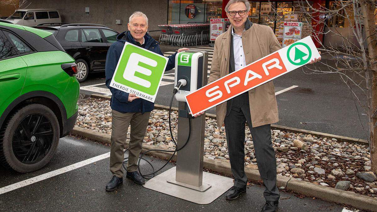 Bauen E-Ladenetz aus: Christian Purrer (Energie Steiermark) und Christoph Holzer (Spar Österreich)