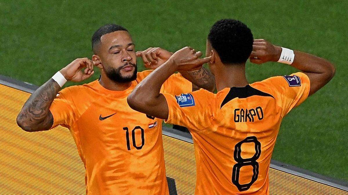 Memphis Depay (links) freut sich mit Cody Gakpo