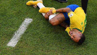 Fast 14 Minuten lag Neymar bereits am Boden