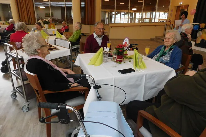 Mit am Geburtstagstisch saßen auch die beiden anderen Mitbewohner, die bereits ihren 100. Geburtstag gefeiert haben, Alois Gschanes und Leopoldine Pieber. 