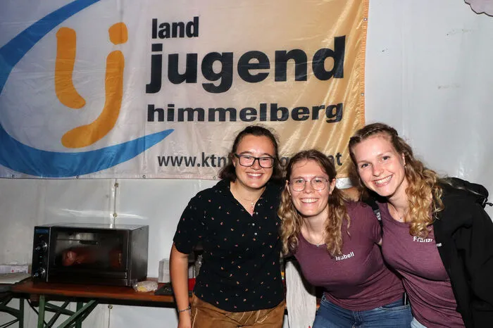 Hinter der Theke waren u. a. von Links: Kathi Treffner, Isabel Walder und Franziska Biedermann.