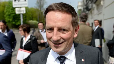 Benger vor dem Bundeskanzleramt in Wien