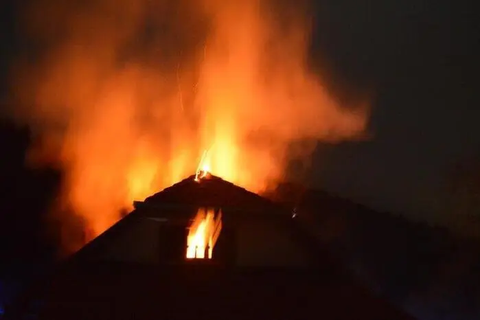 Der Dachstuhl eines Wohnhauses stand in Flammen.