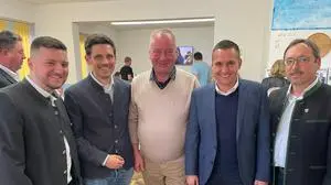 Wolfgang Zanger (Mitte) mit Dominik Wallner, Dominik Modre, Thomas Maier und Alfred Prutti 