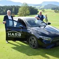 Josef Harb und Franz Steinbauer bei der Übergabe des neuen Mercedes am Golfplatz Almenland in Passail