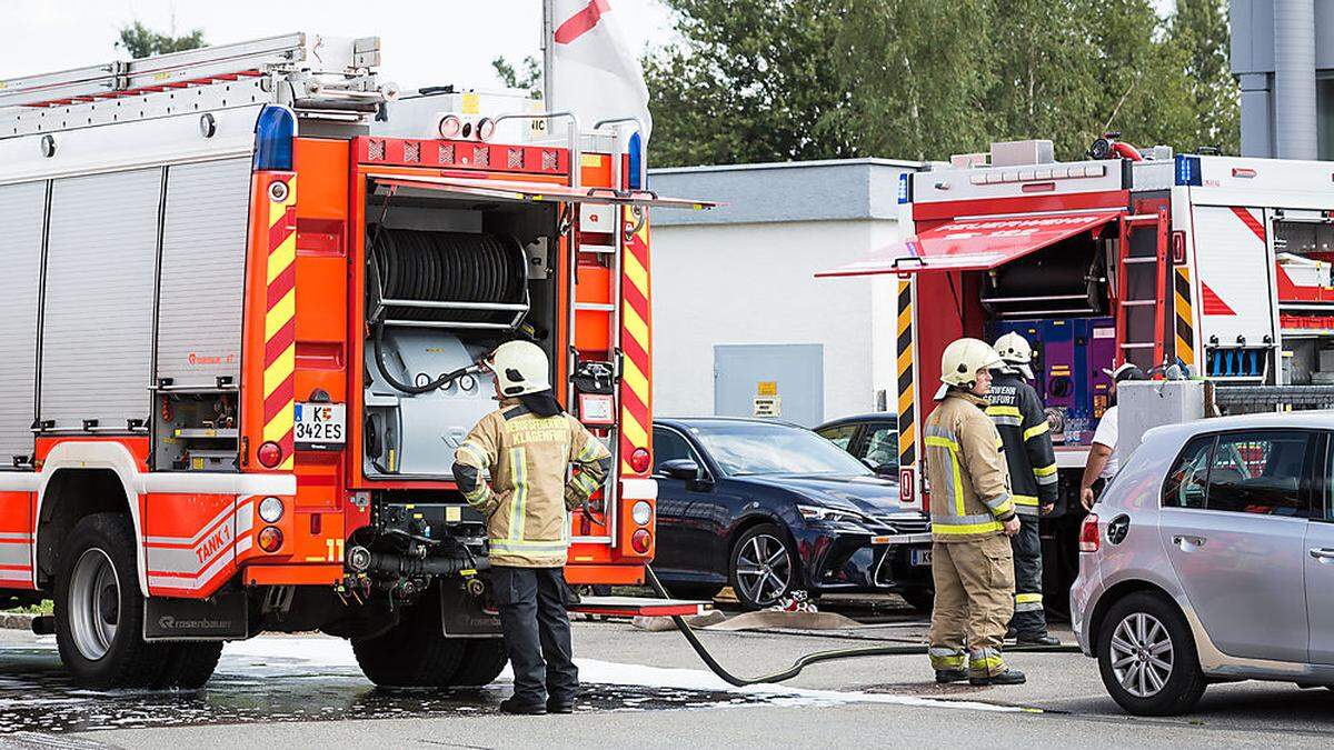 Großalarm: Feuer in Autolackiererei