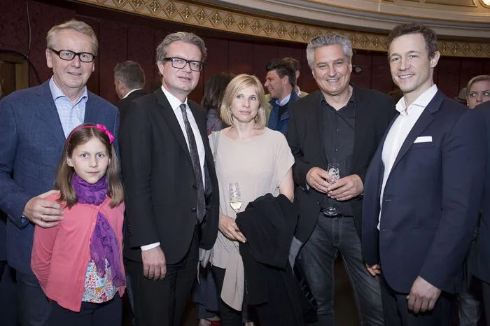Im Schauspielhaus feierten Kulturpolitik und Kunstschaffende den Auftakt zur vierten Ausgabe des Klanglicht-Festivals: (von links): Otto Hochreiter, Christopher Drexler, "Kleine Zeitung"-Chefredakteur Hubert Patterer mit seiner Frau Eva, Kulturminister Gernot Blümel