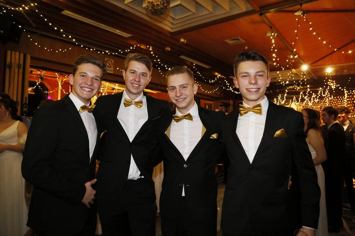 ...bei ihrem Maturaball in die Stadthalle.