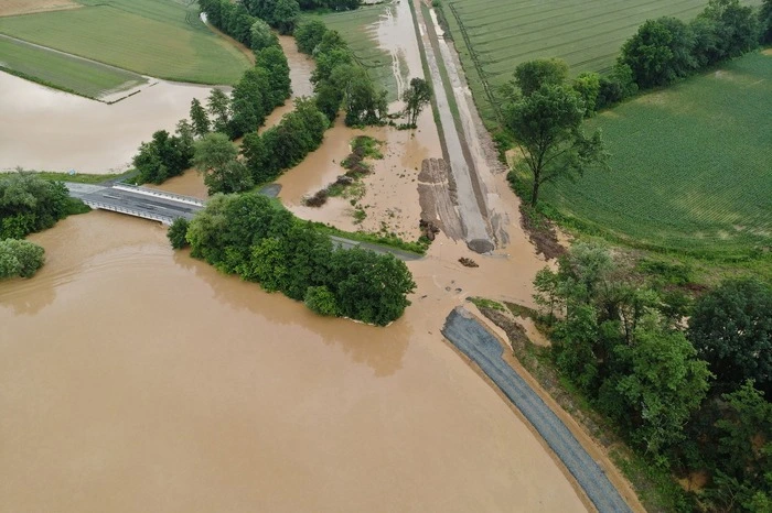Das Hochwasser zu bekämpfen forderte die ganze Region