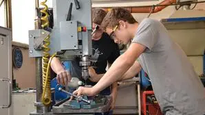 Zwei Lehrlinge bei der Arbeit