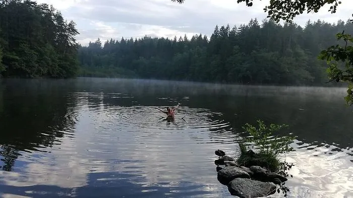 Natur pur mit Badetemperaturen um die 28 Grad erwartet einen am Spintikteich in der Nähe des Rauschelesees. Die leicht bräunliche Wasserfarbe ist durch Moorzuflüsse bedingt. Wichtig: Der See liegt mitten im Wald, feste Schuhe sind für den etwa 15-minütigen Fußmarsch dorthin ratsam. Anfahrt: Über Wörthersee-Süduferstraße oder Keutschacher Straße. Am einfachsten findet man den Teich mit Google Maps oder Routenplaner.