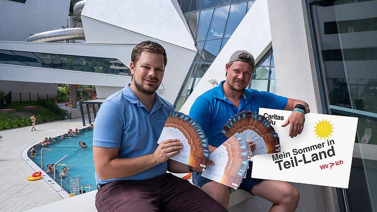 KärntenTherme-Leiter Thomas Leiter und Bademeister Daniil Yastrebov mit den 100 Gutscheinen