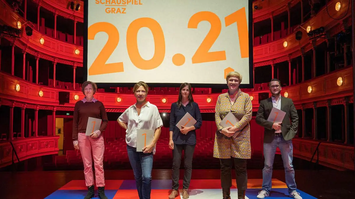 Intendantin Iris Laufenberg (Zweite von links) und ihr Dramaturgie-Team