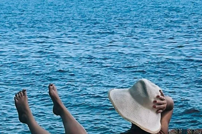 Dieser Schnappschuss ist Angelika Haas aus Graz. Die Felsspalten am Meer erfordern manchmal besondere Sitzpositionen. 