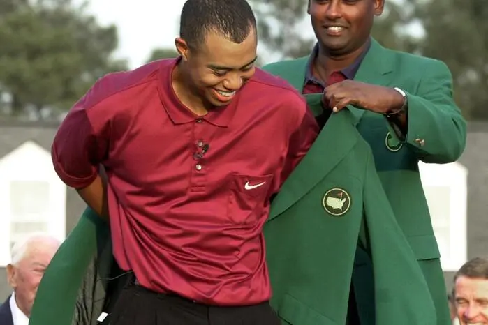 Das Masters in Augusta gewann Woods fünf Mal: Hier, im Jahr 2001, bekam er als Belohnung das Grüne Jackett von Vijay Singh überreicht. 