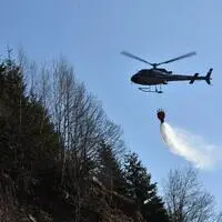 Der Polizeihubschrauber „Libelle“ beförderte um die 10.000 Liter Wasser zur Brandstelle. (Archivbild)