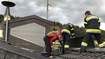 Die FF Köttmannsdorf reparierte das Dach des Rüsthauses provisorisch