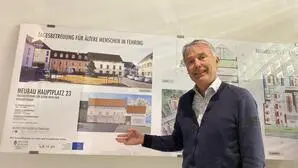 Bürgermeister Johann Winkelmaier vor dem Plan des Tagesbetreuungszentrums für Senioren. Es soll im April in Betrieb gehen