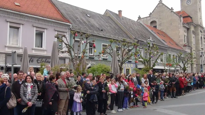 Auch in der Bezirkshauptstadt Leibnitz stand die Palmsonntagsfeier am Hauptplatz mit der traditionellen Palmbuschenweihe am Beginn der österlichen Karwoche.