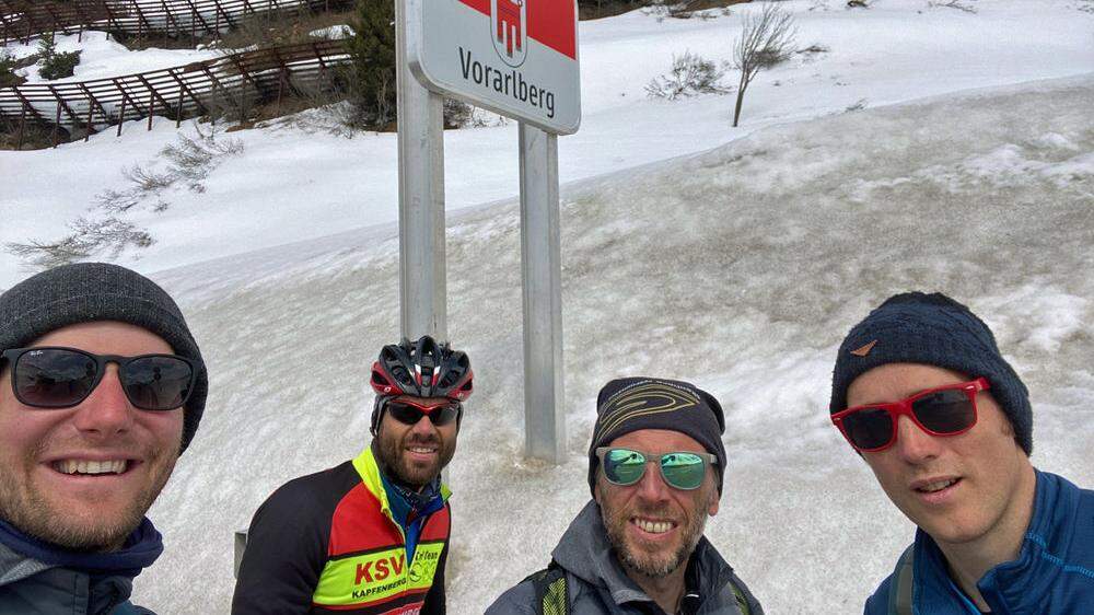 Michael Großschädl, Andi Peichl, Martin Kosch und Paul Sommersguter an der Grenze zum gelobten Land Vorarlberg