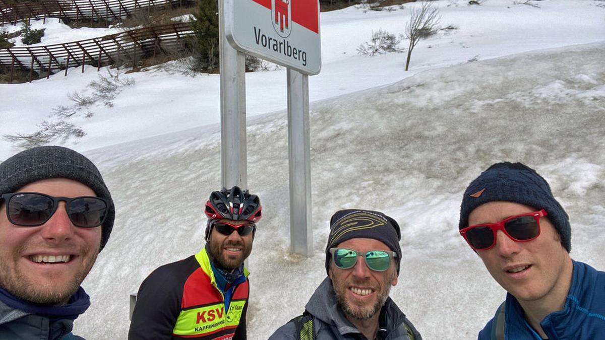 Michael Großschädl, Andi Peichl, Martin Kosch und Paul Sommersguter an der Grenze zum gelobten Land Vorarlberg