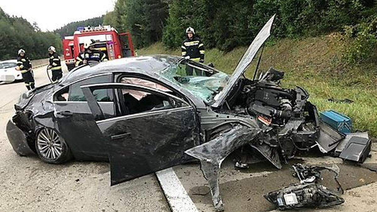 Schwer verletzt wurden die Insassen aus diesem Wrack geborgen