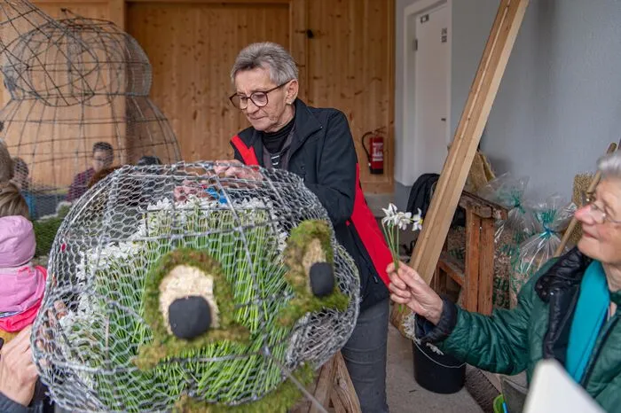 „Wir sind einfach über die Jahre zusammengewürfelt“, erzählen Cilli und Monika Köberl, während sie dem Schneemanngestell einen flauschigen Pelz auf – oder eher in seinen Kopf stecken.