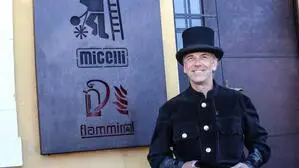 Micelli in schwarzer Rauchfangkehrermontur mit Zylinder-Hut | Rauchfangkehrermeister Roland Peter Micelli aus Bleiburg