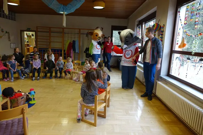 Die Special-Olympics-Maskottchen „Lara und Luis“ nahmen gemeinsam mit den Kindern sowie den Klienten der Tageswerkstätte Lieboch Christoph Dietrich, Claudia Robnig und Jasmin Marchand an einem Tanzworkshop teil.