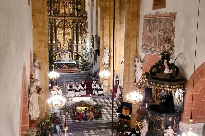 „Karl Schwarzenberg war einer von uns. Er war unser Fürst“, war im Rahmen der Messe zu hören. Sein Wesen und sein Wirken standen im Mittelpunkt. Wie er den Menschen begegnet ist, war er für die Menschen ermöglicht hat.