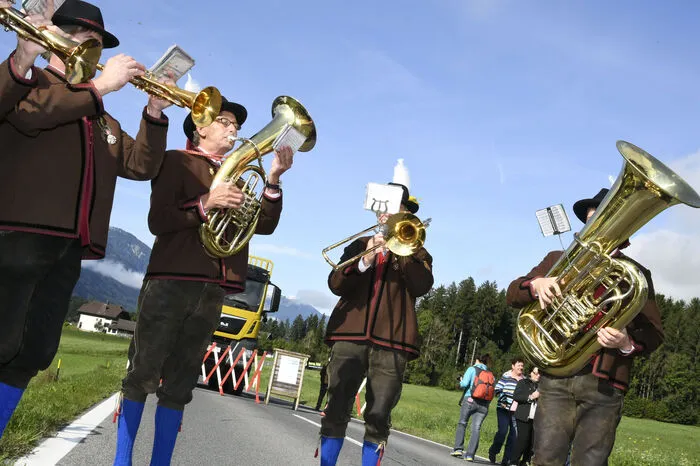 Musiker der Trachtenkapelle Berg im Drautal vor den Absperrungen des gefährlich engen Straßenabschnittes der Drautalbundesstraße.
