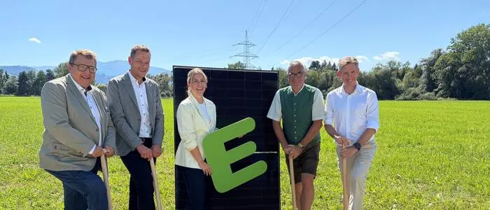 Spatenstich am Montag in St. Margarethen: Martin Graf (Vorstand Energie Steiermark), Wolfgang Pucher (Eigentümer-Vertreter der Diözese Graz-Seckau), Nora Licker (Projektleiterin), Bürgermeister Erwin Hinterdorfer und Werner Ressi (Vorstand Energie Steiermark)