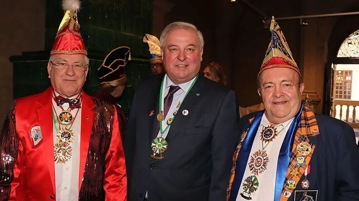 Franz Hiden (li) und Karl Christandl (re.) vom Bund Österreichischer Faschingsgilden ehrten Landeshauptmann Hermann Schützenhöfer