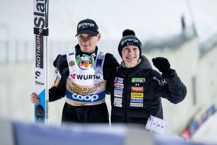 PREVC Domen Slowenien jubelt mit seiner Schwester PREVC Nika Slowenien, Doppel - Weltmeisterin Groß- und Normalschanze ueber den Sieg und Titel als Weltmeister, NOR, FIS Nordische Ski Weltmeisterschaft Trondheim Granasen, Skispringen Großschanze Herren, Finale, Wettkampftag 9, Saison 2024/2025, 08.03.2025 NOR, FIS Nordische Ski Weltmeisterschaft Trondheim Granasen, Wettkampftag 9, Saison 2024/2025, 08.03.2025 Trondheim *** PREVC Domen Slovenia celebrates with his sister PREVC Nika Slovenia, double world champion large and normal hill about the victory and title as world champion, NOR, FIS Nordic World Ski Championships Trondheim Granasen, ski jumping large hill men, final, competition day 9, season 2024 2025, 08 03 2025 NOR, FIS Nordic World Ski Championships Trondheim Granasen, competition day 9, season 2024 2025, 08 03 2025 Trondheim Copyright: xEibner-Pressefoto/Memmlerx EP_MMR