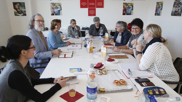 "Ich bin froh, dass ich so viele Mitstreiter habe", sagt Brigitte Pekastnig (hier Dritte von links). "Denn einer allein ist immer einsam. Teamarbeit zählt.