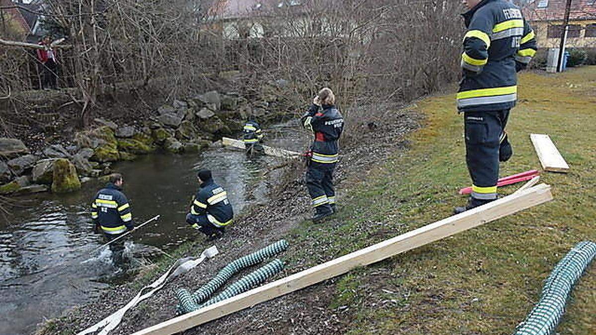 24 Kameraden der Feuerwehr Leoben, Göss sowie der Betriebsfeuerwehr Donawitz errichteten zwei Ölsperren