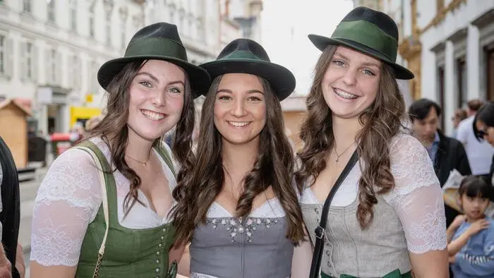 Drei junge Frauen lachen in die Kamera