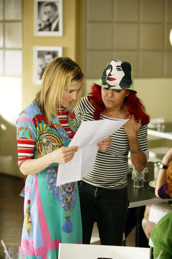 SEX AND THE CITY, Sarah Jessica Parker, costumer designer Patricia Field, Season 6, 1998-2004, HBO / Courtesy: Everett Collection HBO/Courtesy Everett Collection ACHTUNG AUFNAHMEDATUM GESCHÄTZT PUBLICATIONxINxGERxSUIxAUTxONLY Copyright: xHBO/CourtesyxEverettxCollectionx TCDSEAN HO015