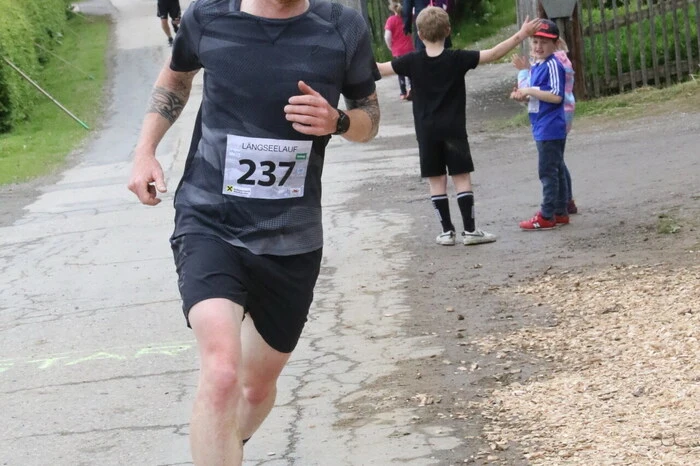 Während beim 8,5 Kilometer-Lauf bei den Damen Ulrike Striednig vom AC Moosburg mit einer Zeit von 37:14 Minuten klar die Nase vorne hatte, dominierte bei den Männern Thomas Canori (Foto) vom AC Donauchemie St. Veit in 30:40 Minuten. 