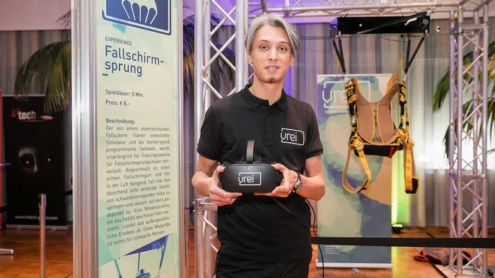 Timon Liebau ist Betreiber von "Vrei". In der "Virtual-Reality-Games-Lounge" gibt es acht verschiedene Stationen.