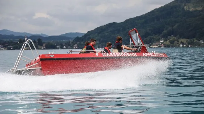 Neben der theoretischen Schulung im Bereich "Erste Hilfe bei Tauchunfällen" mussten die Feuerwehreinsatztaucher und Bootsführer zahlreiche praktische Einsatzszenarien im bis zu sieben Grad kalten Wasser erfolgreich abarbeiten.