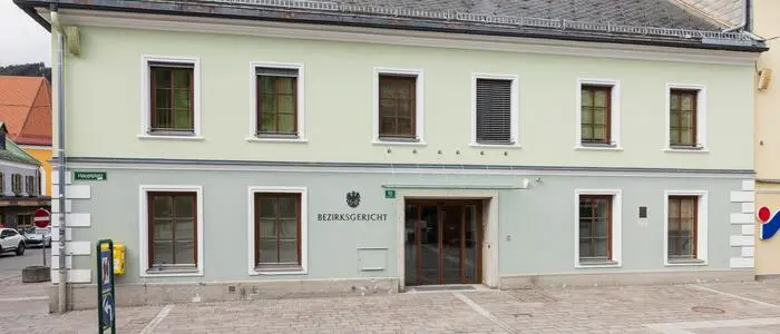 Das Bezirksgericht liegt auf der Westseite des Hauptplatzes, die Justiz ist dort nur Mieter