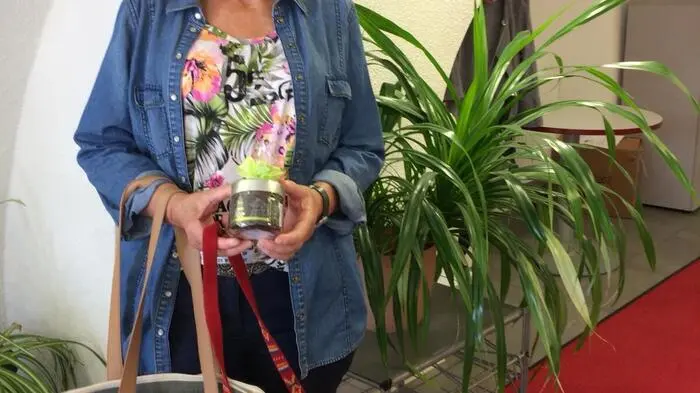 Christine Pantak hat ein Glas Honig gewonnen und hat es gleich im Regionalbüro abgeholt.