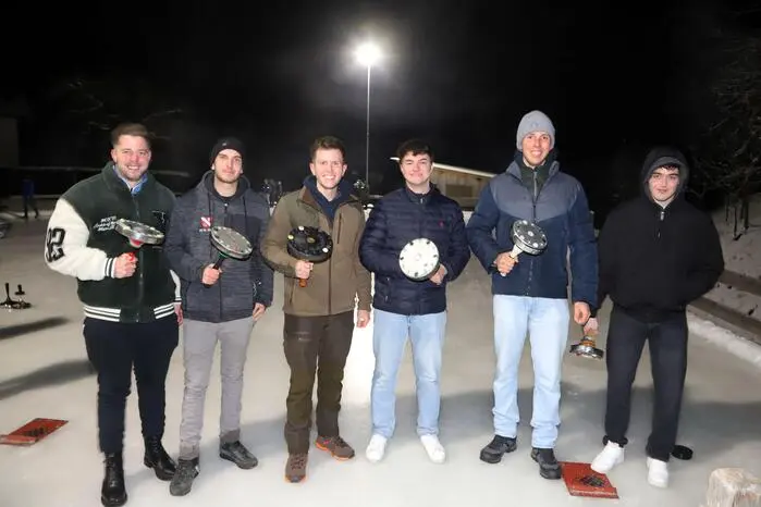 Am Teamfoto JVP-Kärnten Obmann Sebastian Ambrosch (4. von Links).