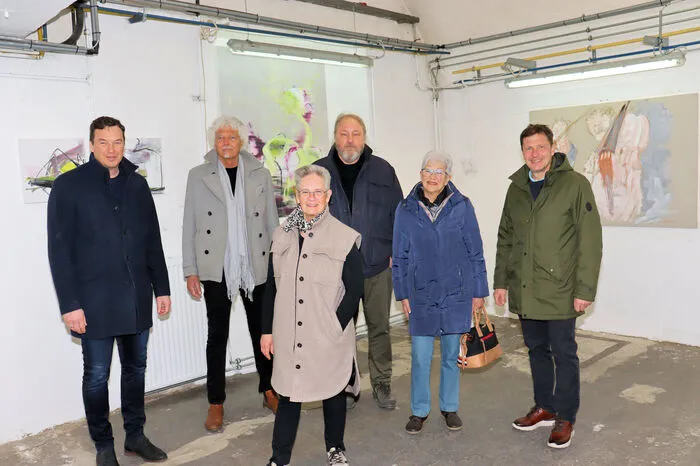 Zur Ausstellungseröffnung gratulierten Bürgermeister Jochen Bocksruker, Vizebürgermeisterin Helene Maier und Kulturstadtrat Andreas Albrecher die Künstler zu den Bilder und Lichtinstallationen.