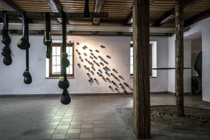 Die Ausstellung kritisiert, dass die Melancholie kritisiert wird aber nicht die Produktion.