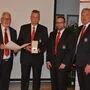 Verdienstzeichen in Gold für Bezirks-Rettungskommandant Hubert Bacher, links Vizepräsident Werner Strauss, rechts Obmann Bürgermeister Thomas Kalcher und Bezirks-Geschäftsführer Michael Grabuschnig
