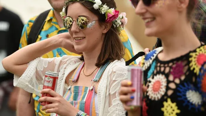 Sogar das Glastonbury-Musikfestival, das jeden Sommer in der Nähe des Dorfes Pilton in der Grafschaft Somerset stattfindet, ...